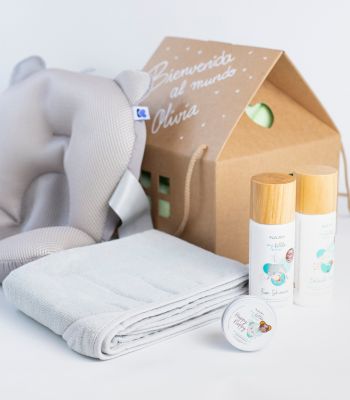 Set de bienvenida para bebé que incluye una almohada, toalla suave, productos de cuidado y una caja decorativa.